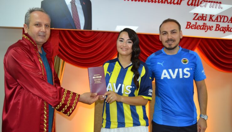 Fenerbahçeliler Günü’nde formasıyla nikah masasına oturdular