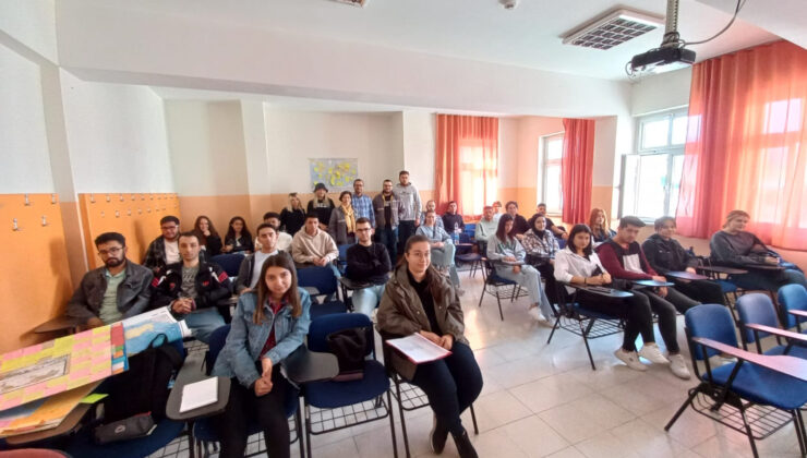 İŞ DÜNYASININ UZMANLARI ÖĞRENCİLERLE BULUŞTU