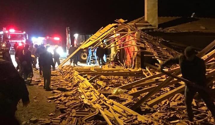 ÇATISI ÇÖKEN AHIRDA 30’A YAKIN KÜÇÜKBAŞ HAYVAN TELEF OLDU