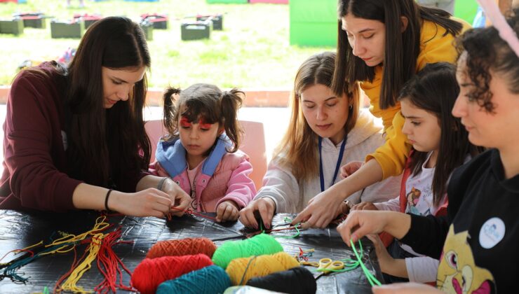 PAÜ, DEPREMZEDE ÇOCUKLAR İÇİN EL ELE