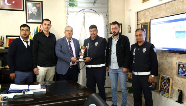 ÇAMELİ VOLEYBOL TAKIMI KUPAYI BAŞKAN ARSLAN’A TAKDİM ETTİ