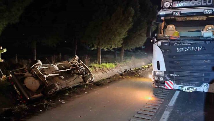 TIRA ÇARPAN OTOMOBİL ŞARAMPOLE DEVRİLDİ: 2 AĞIR YARALI