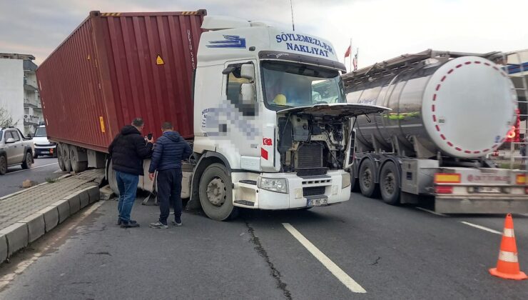 ARACA ÇARPMAMAK İÇİN MANEVRA YAPAN TIR, REFÜJE ÇIKIP KARŞI ŞERİDE GEÇTİ