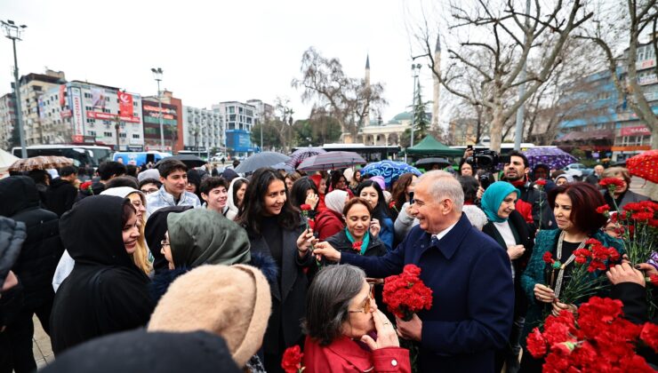 BAŞKAN ZOLAN’DAN KADINLARA KIRMIZI KARANFİL