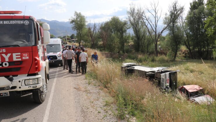 U DÖNÜŞÜ YAPMAK İSTEYEN OTOMOBİL SERVİS ARACIYLA ÇARPIŞTI: 6 YARALI