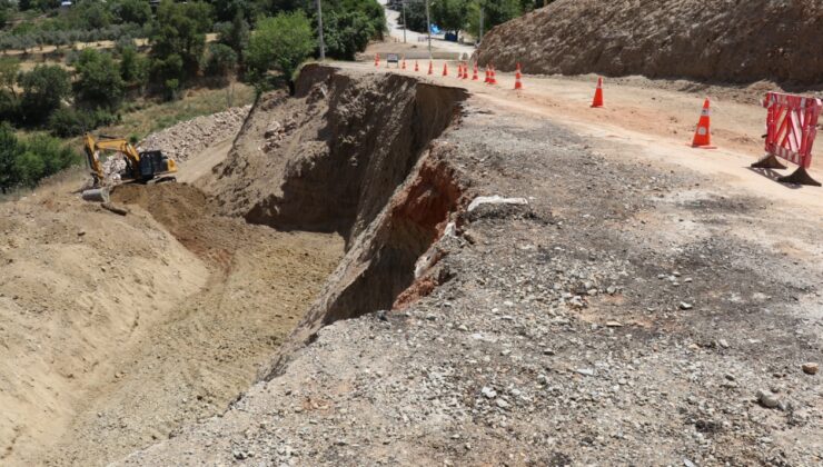 EKİPLER TOPRAK KAYMASI YAŞANAN BÖLGEYE ANINDA MÜDAHALE ETTİ