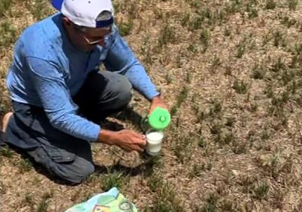 ZORUNLU İNİŞ YAPAN HELİKOPTERDEKİ YANGIN SÖNDÜRME EKİBİNİ AYRANLA SERİNLETEN KÖYLÜ KALPLERİ ISITTI