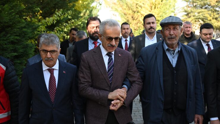 BAKAN URALOĞLU 15 TEMMUZ KAHRAMANI ŞEHİT ÖMER HALİSDEMİR’İN KABRİNİ ZİYARET ETTİ 